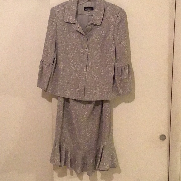 Ladies suit - Picture 2 of 2